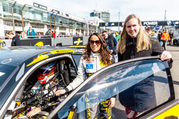 Taxifahrt Nürburgring mit Girls Only im BMW M4 GT4